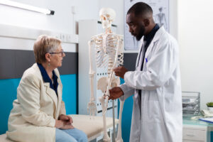 Osteoporoza: Przyczyny, Objawy i Metody Leczenia