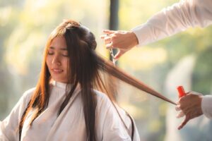 Jak Wzmocnić Łamliwe Włosy: Przyczyny i Metody Leczenia