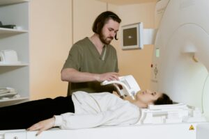 Co warto wiedzieć przed badaniem MRI? Ściągawka dla pacjentów.