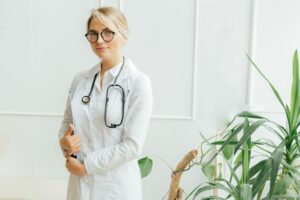 Czy lekarz może nie wystawić zwolnienia lekarskiego w drodze teleporady? Poznaj informacje!