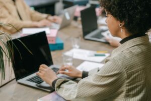 Teleporada lekarska online – jak działa, kiedy pomaga i kiedy wybrać wizytę stacjonarną