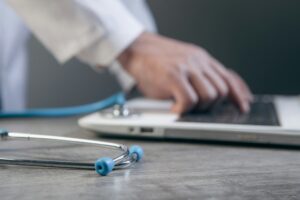 Czy lekarz online może pomóc przy problemach hormonalnych?