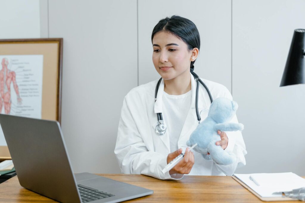 Dlaczego coraz więcej rodziców wybiera pediatrę online informacje