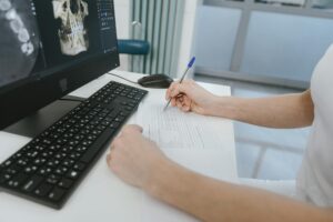 Jak działa dokumentacja medyczna online i kto ma do niej dostęp?
