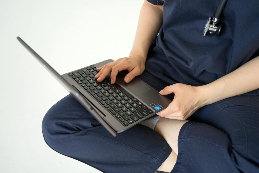 Jak działa dokumentacja medyczna online i kto ma do niej dostęp informacje