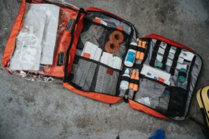 Apteczka na wakacje – co warto zabrać na urlop w Polsce i za granicą?
