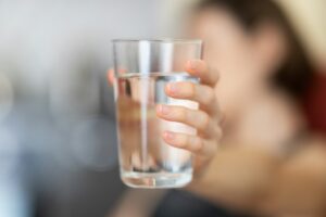 Odwodnienie objawy – jak rozpoznać pierwsze sygnały organizmu podczas upałów