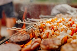 Bezpieczne grillowanie – jak uniknąć zatruć pokarmowych podczas lata