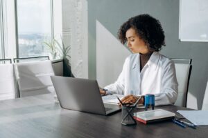 Cyfrowa opieka zdrowotna – jak nowe technologie wspierają pacjentów każdego dnia