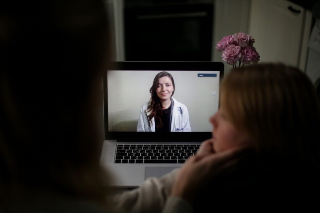 Konsultacja pediatryczna online – kiedy warto skorzystać przed rozpoczęciem szkoły