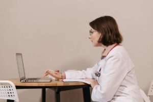 Konsultacja pediatryczna online – kiedy warto skorzystać przed rozpoczęciem szkoły