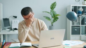 Zespół stresu pourlopowego – dlaczego po wakacjach czujemy większe zmęczenie